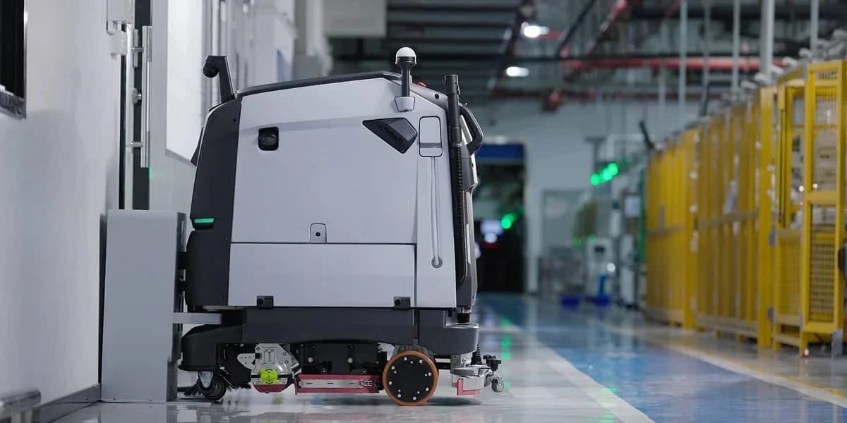 Depo zemininde çalışan büyük yıkama robotu