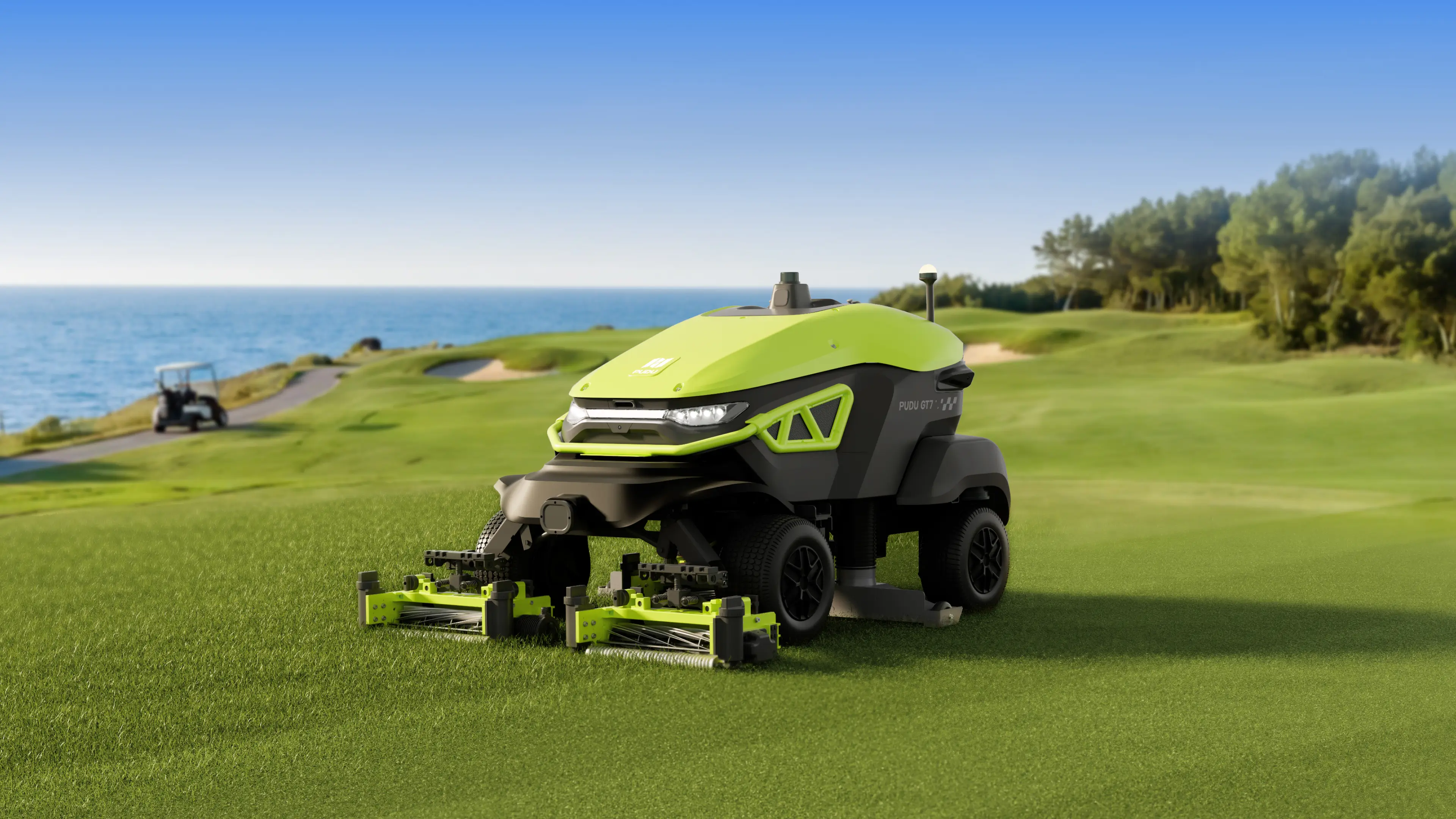 Deniz kıyısındaki golf sahasında çim biçme robotu