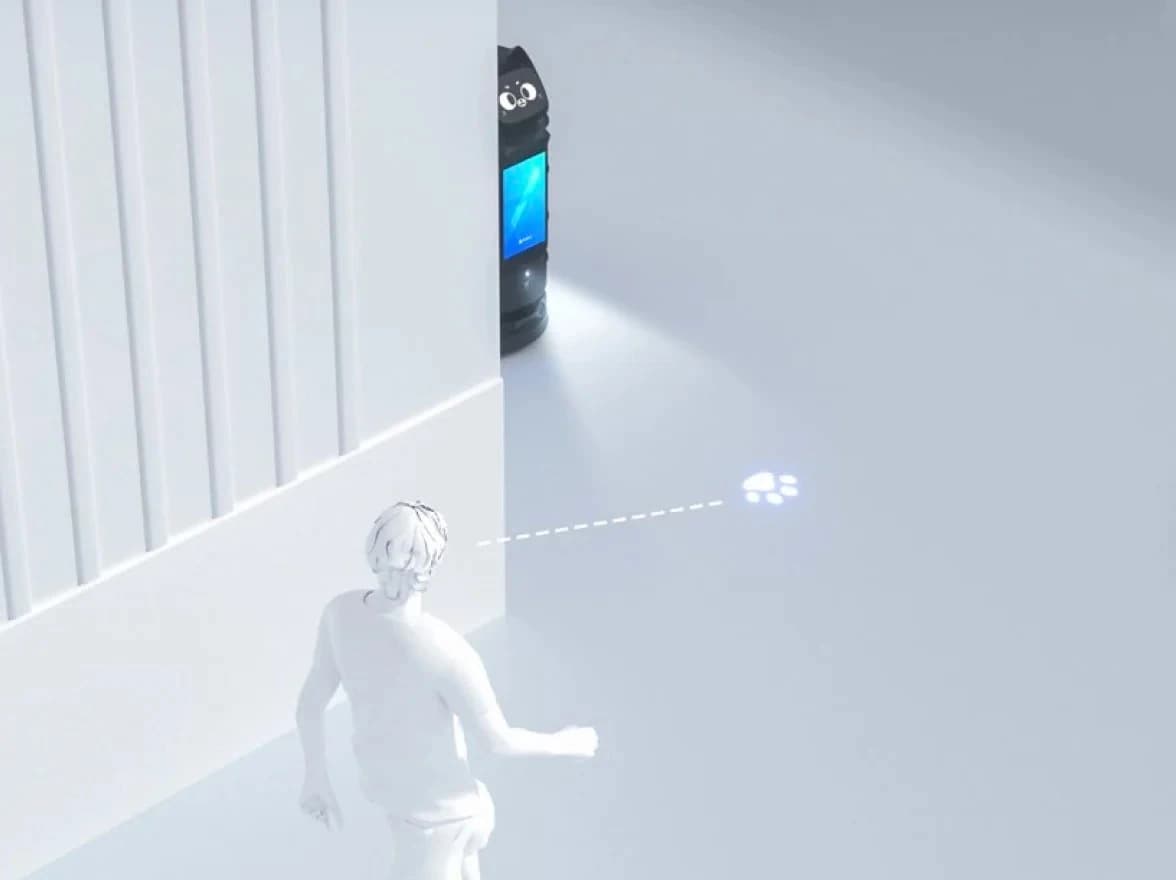 Beyaz bir koridorda yürüyen kişiye yol gösteren robot
