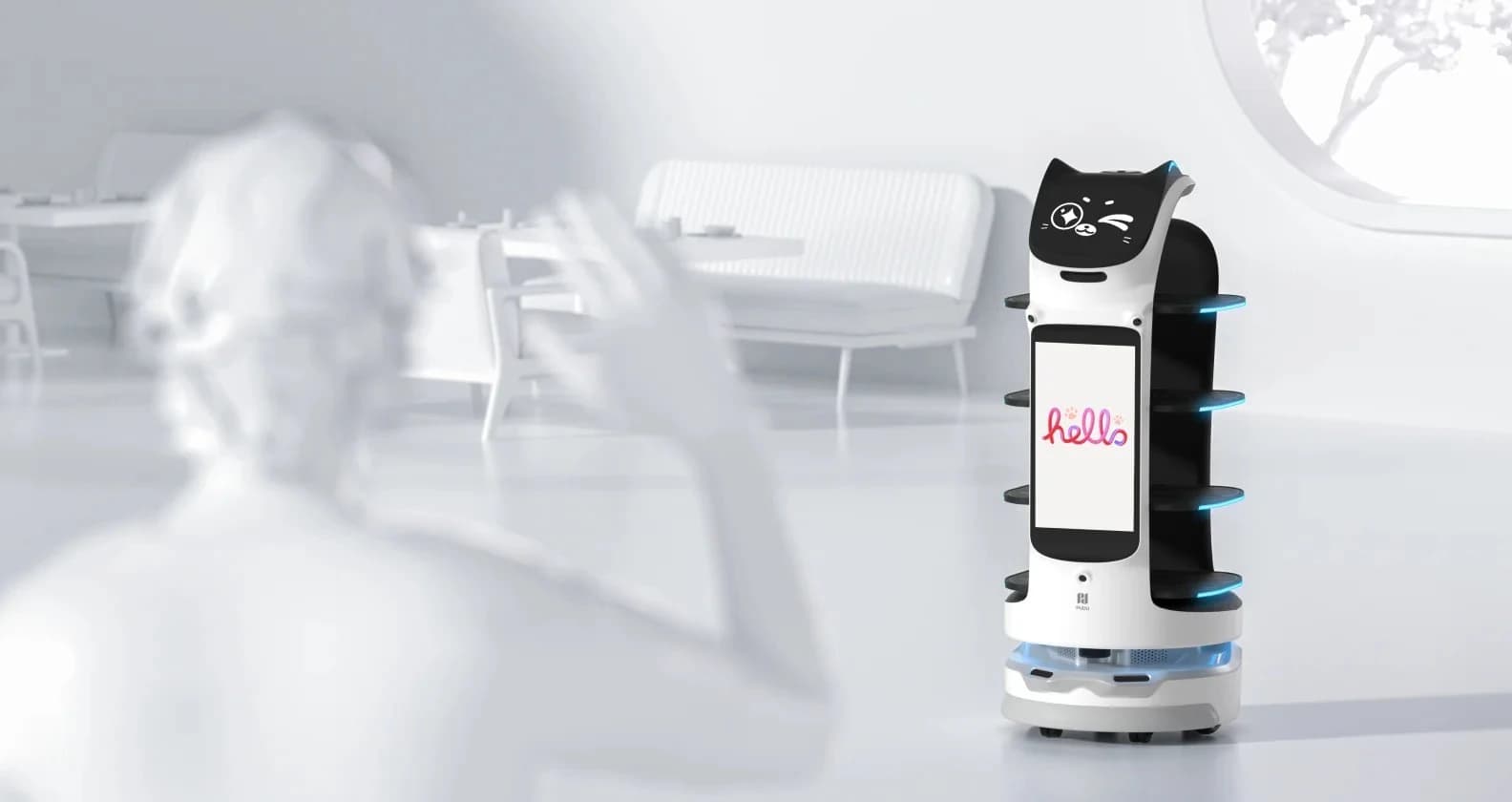 Aydınlık bir salonda misafire yaklaşan kedi yüzlü servis robotu