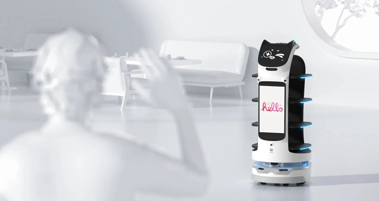 Aydınlık bir salonda misafire yaklaşan kedi yüzlü servis robotu