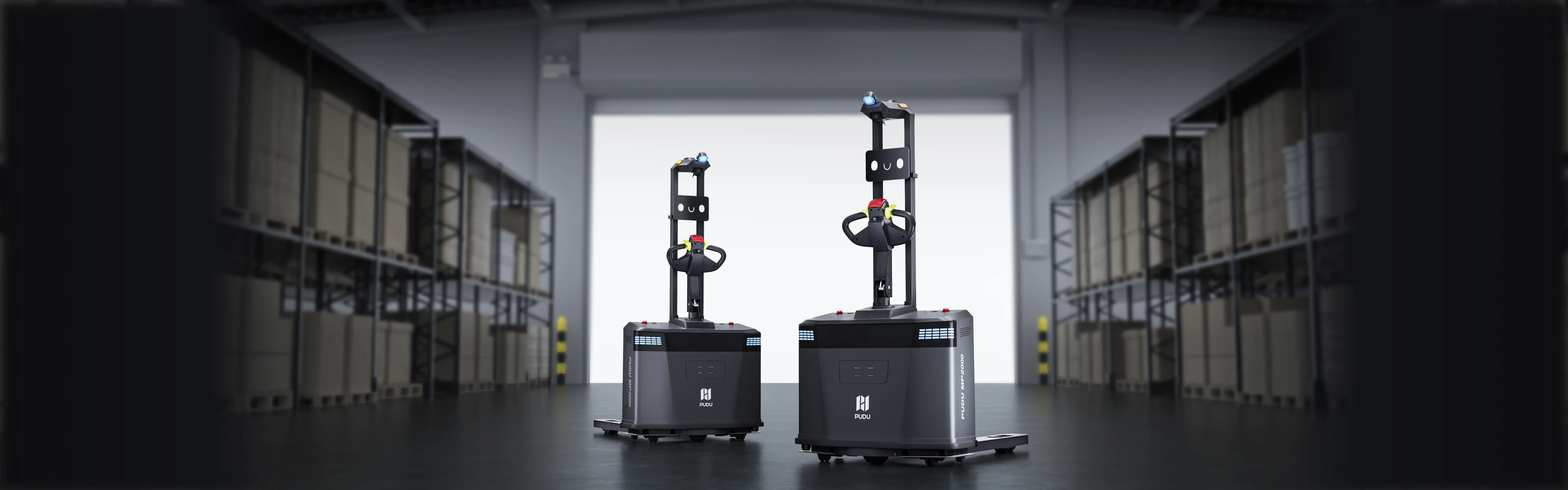 Depo koridorunda iki PUDU MP2000 palet taşıma robotu