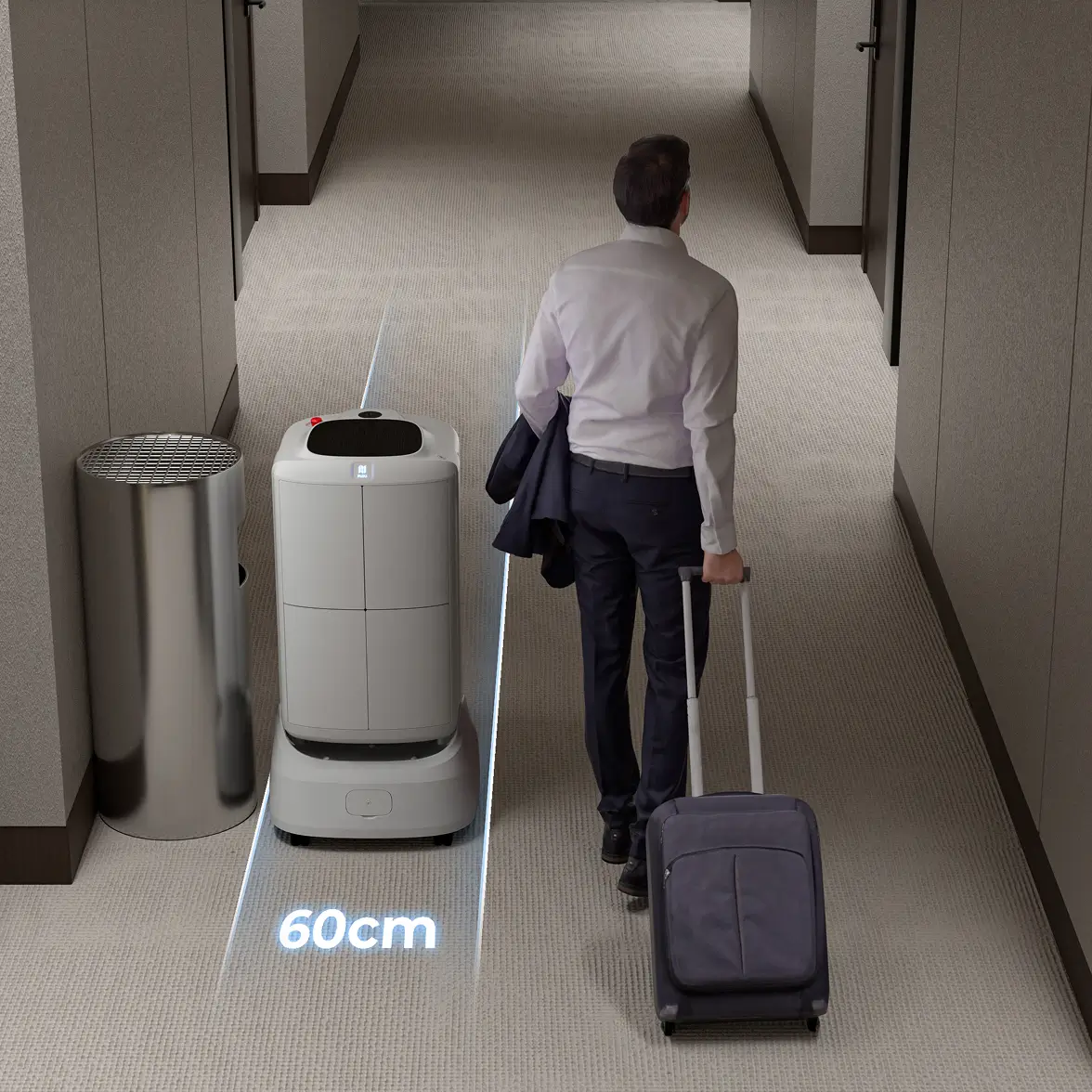 FlashBot Max'in dar otel koridorunda misafirin yanından geçmesi