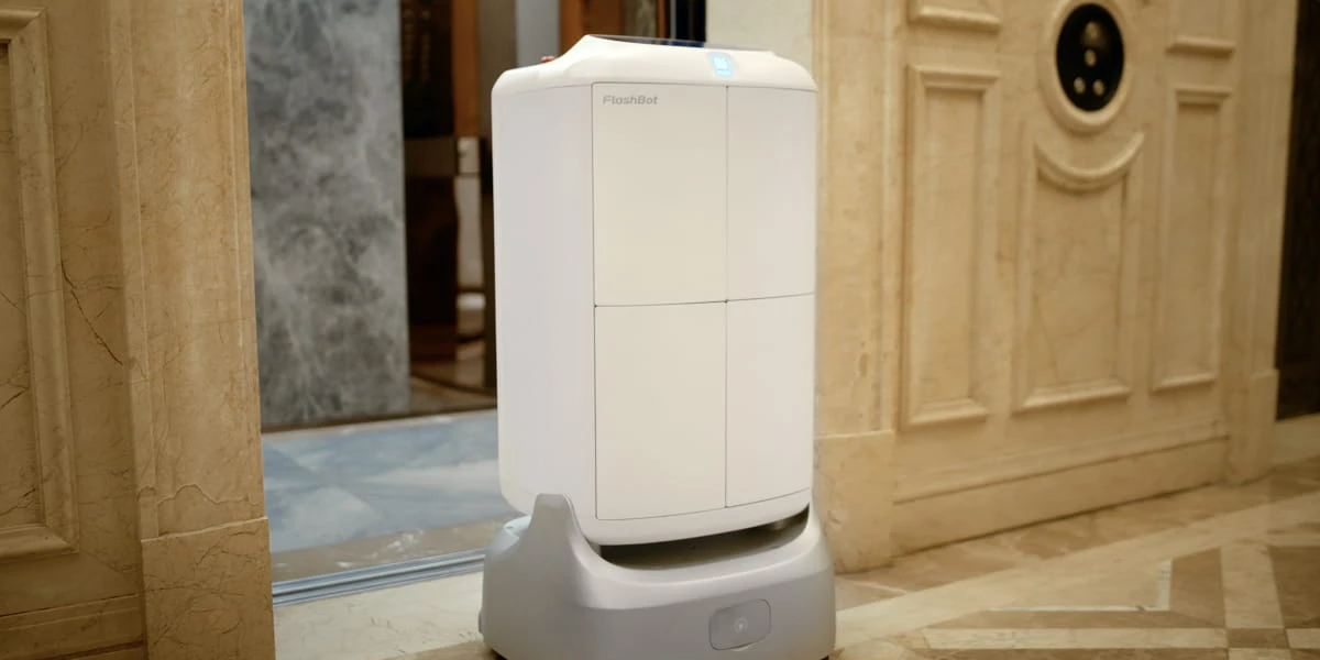 FlashBot Max'in kapı eşiğinden geçmesi