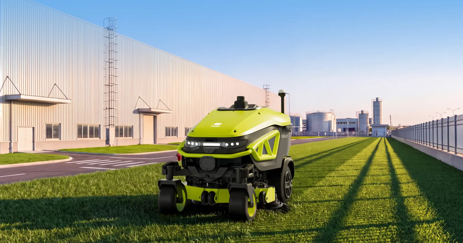 Fabrika yerleşkesindeki çim alanda duran PUDU GT3 otonom çim biçme robotu