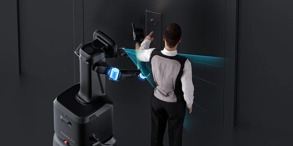 FlashBot Arm yanındaki kişiyi sensörleriyle algılıyor