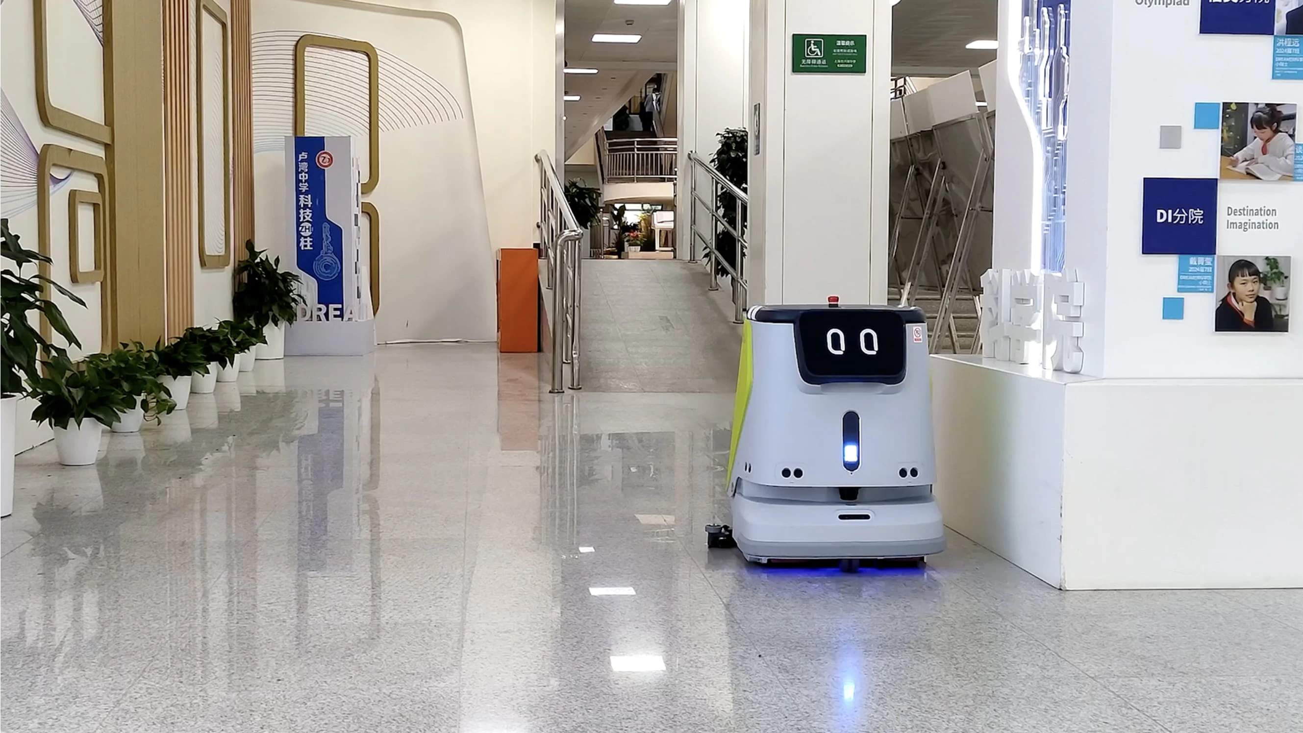Okul koridorunda parlak zeminde ilerleyen temizlik robotu
