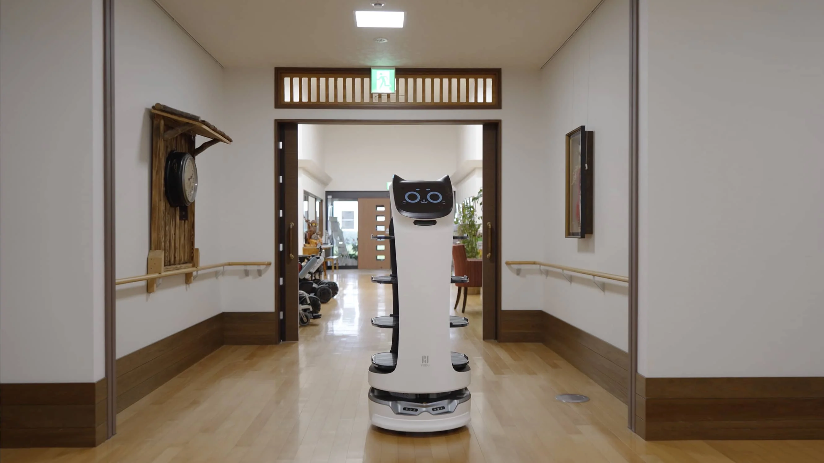 Bakım merkezi koridorunda ilerleyen kedi yüzlü servis robotu